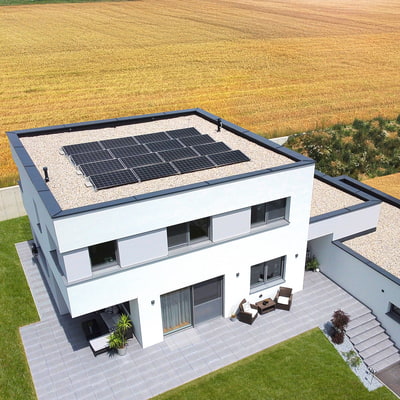 Ein neues Einfamilienhaus, welches mit einer M-TEC Waermepumpe beheizt wird und eine M-TEC Photovoltaik-Anlage am Dach installiert hat und eine M-TEC-eLadestation. Ein neues Einfamilienhaus, welches mit einer M-TEC Waermepumpe beheizt wird und eine M-TEC Photovoltaik-Anlage am Dach installiert hat und eine M-TEC-eLadestation.