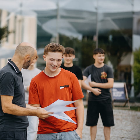 Ein Foto von einem Lehrling mit dem Coach bei einem Lehrlingsworkshop. Ein Foto von einem Lehrling mit dem Coach bei einem Lehrlingsworkshop.