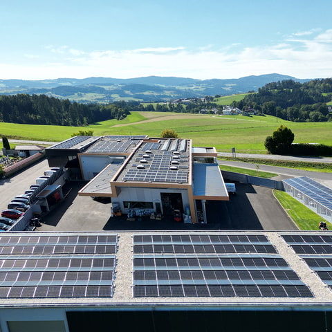 M-TEC Firmengelände mit verschiedenen Photovoltaik-Anlagen M-TEC Firmengelände mit verschiedenen Photovoltaik-Anlagen