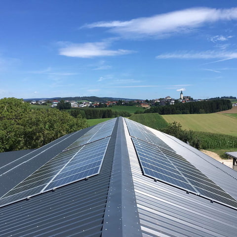 Photovoltaik-Anlage am Dach des Wirtschaftsgebäude für die landwirtschaftliche Nutzung Photovoltaik-Anlage am Dach des Wirtschaftsgebäude für die landwirtschaftliche Nutzung