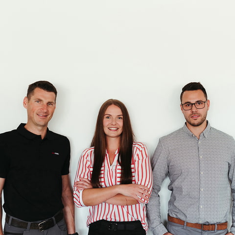3 Mitarbeiter:innen von M-TEC. 3 Mitarbeiter:innen von M-TEC.