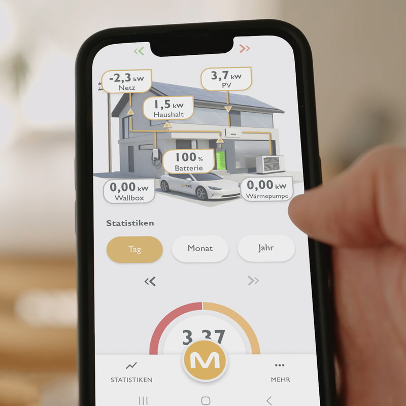 Eine Hand hält ein Smartphone in der Hand, darauf das Dashboard der M-TEC Energiemanagement-App ersichtlich ist. Eine Hand hält ein Smartphone in der Hand, darauf das Dashboard der M-TEC Energiemanagement-App ersichtlich ist.