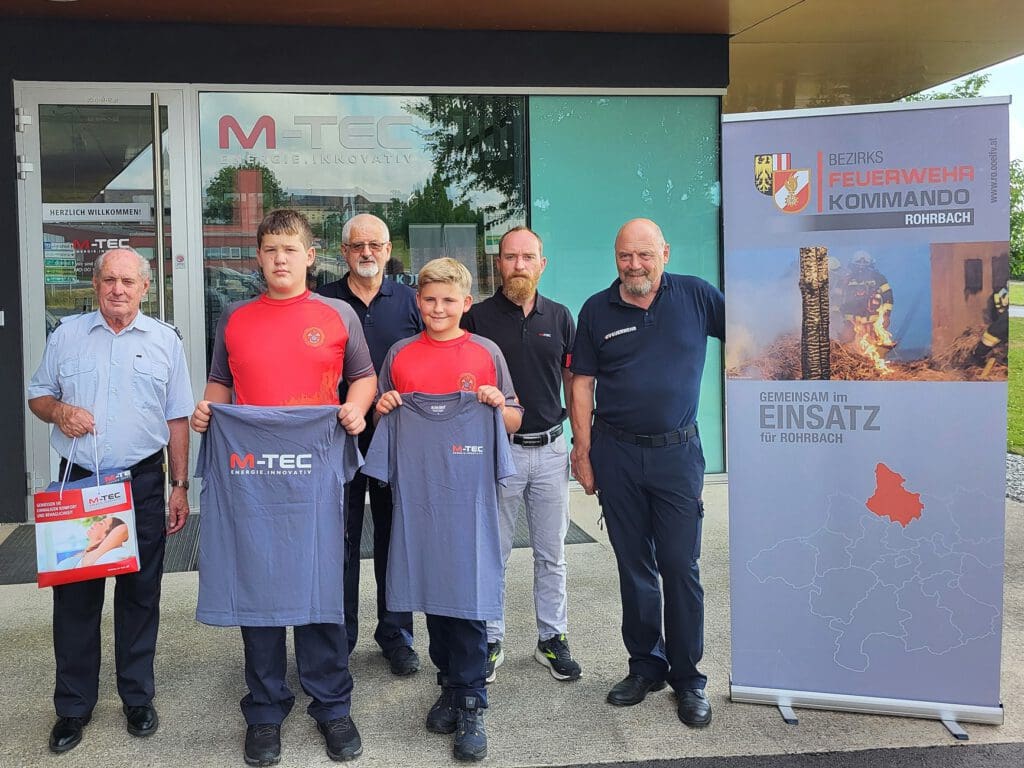 M-TEC sponsert 40 T-Shirts für FF-Jugendliche, die sich für die Instandhaltung der Gräber österreichischer Soldaten in Polen kümmern