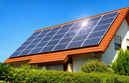 Photovoltaik-Anlage am Dach eines Einfamilienhauses